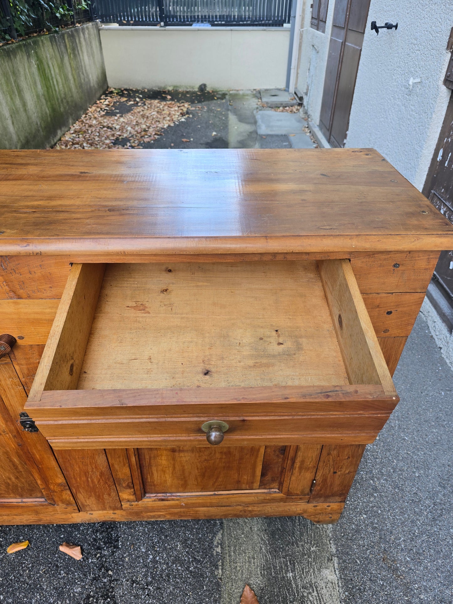 Buffet ancien de ferme en cerisier massif – style campagne rustique