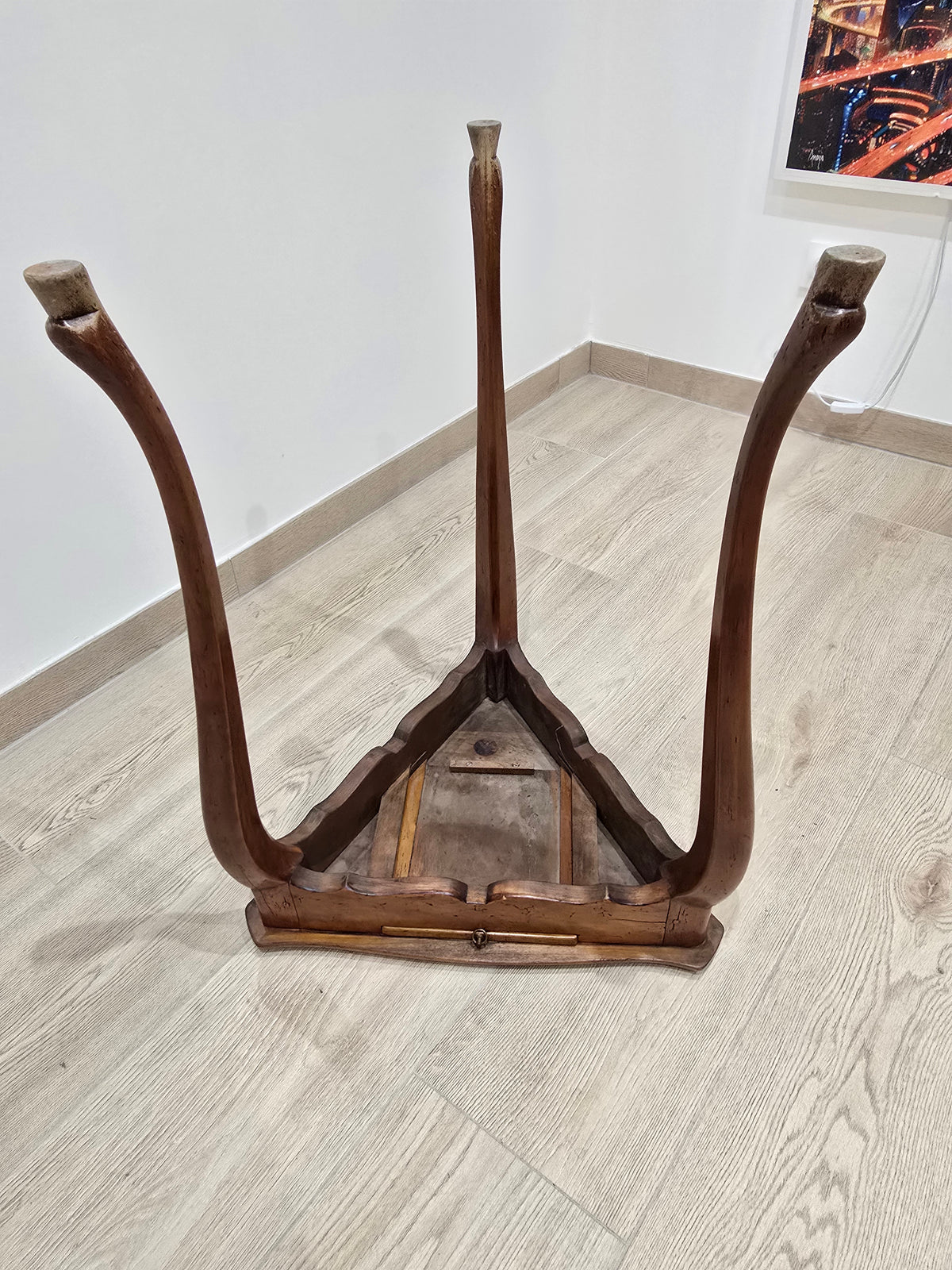 Table d'Appui Triangulaire à Écritoire – Estampillée André Mailfert (Orléans) – Style Louis XV
