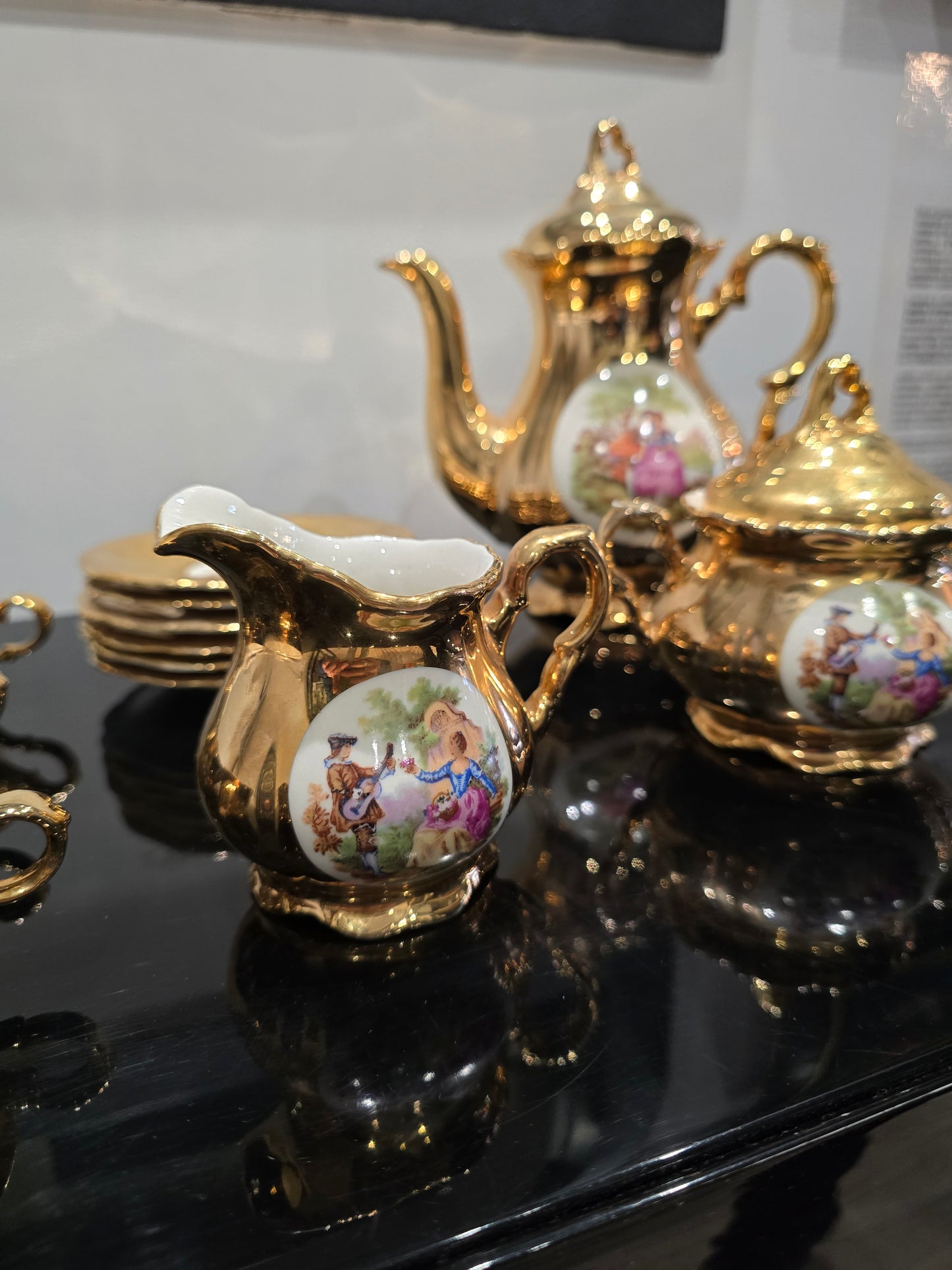 Service à café ancien en porcelaine dorée – Bavaria – Scènes galantes
