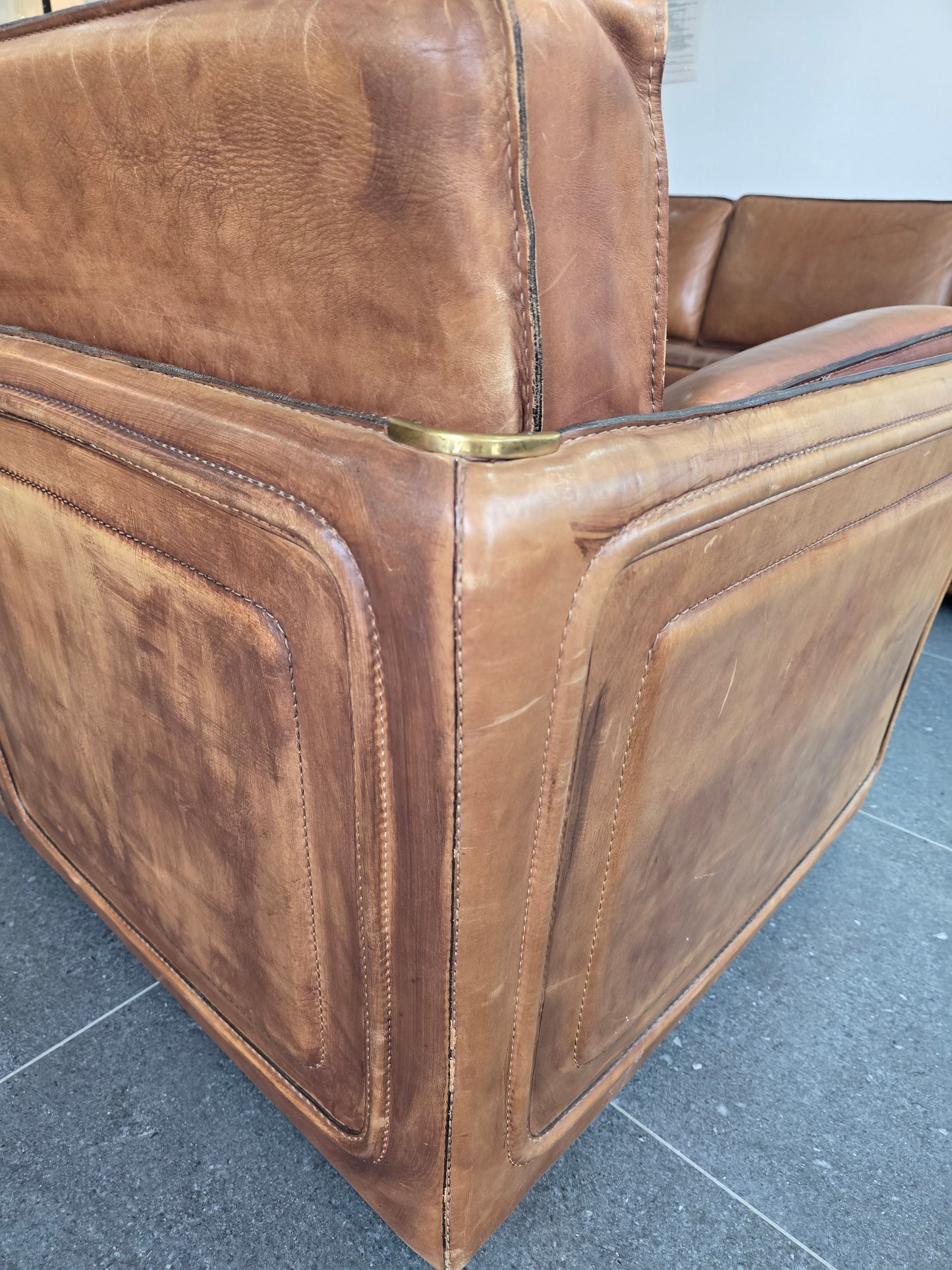 Salon Roche Bobois vintage années 80 – Cuir de buffle cognac – 2 canapés + pouf