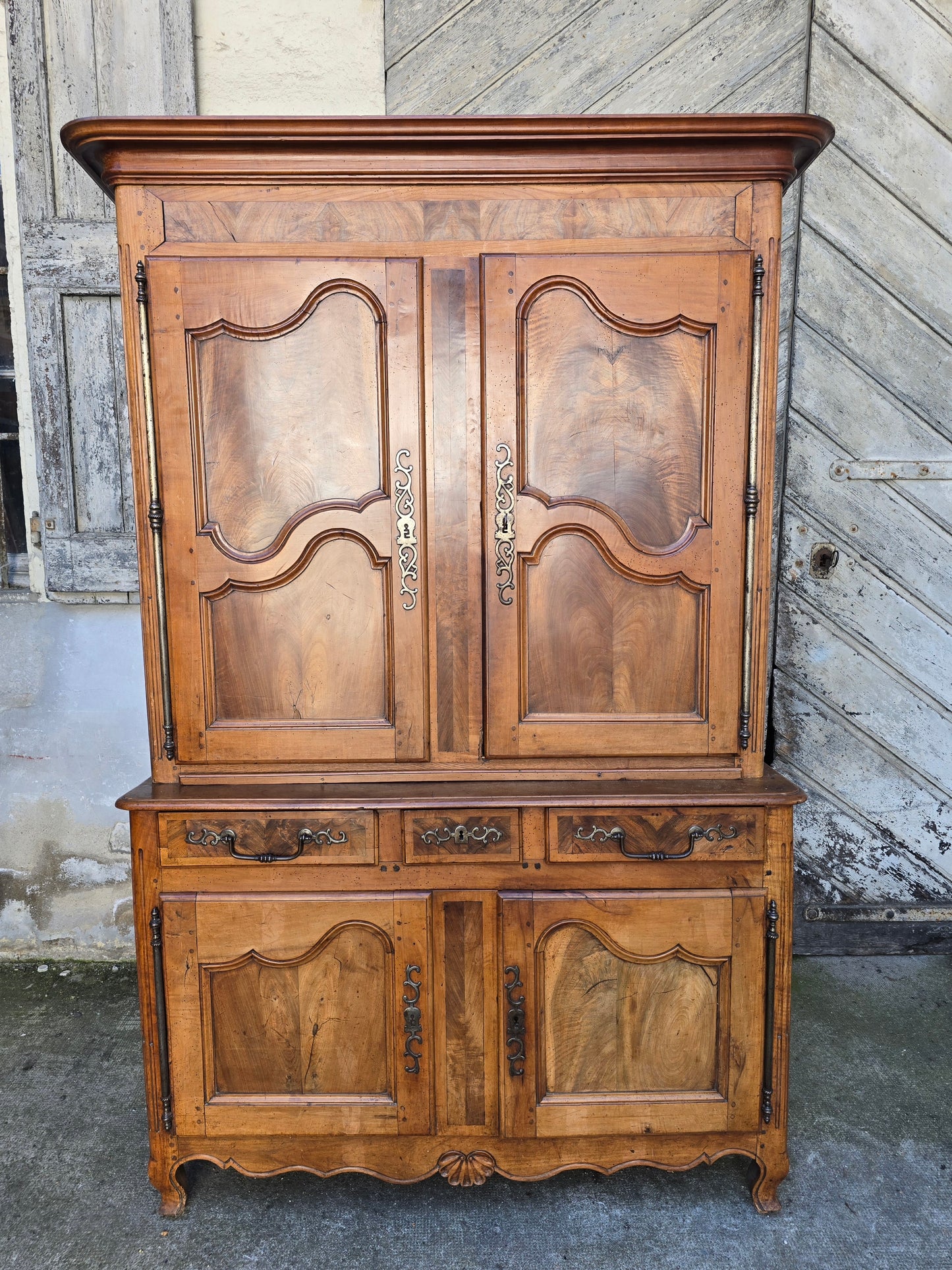 Buffet deux-corps d’époque Louis XV en noyer massif – XVIIIe siècle